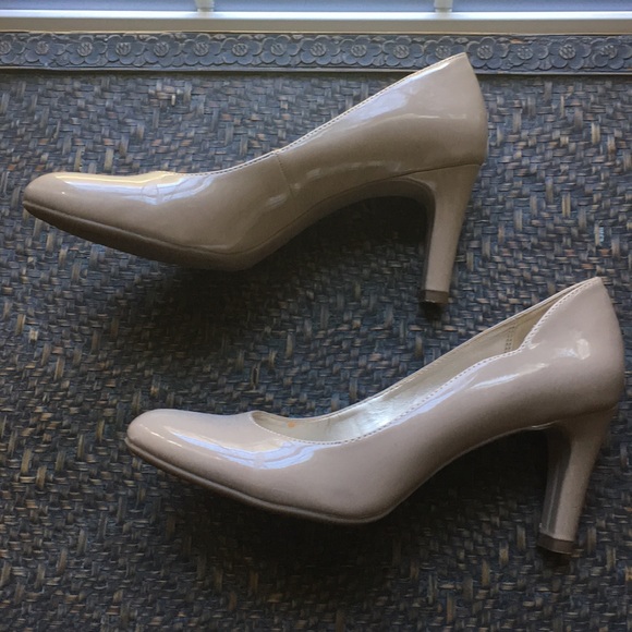 Bandolino Shoes - 🎉🎉🎉Bandolino Nude Heels